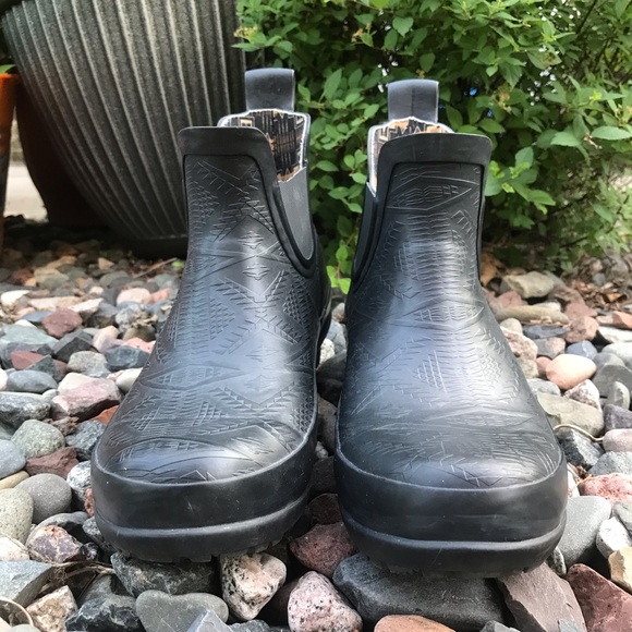 Pendleton Embossed Black Chelsea Rain boots - Picture 9 of 10